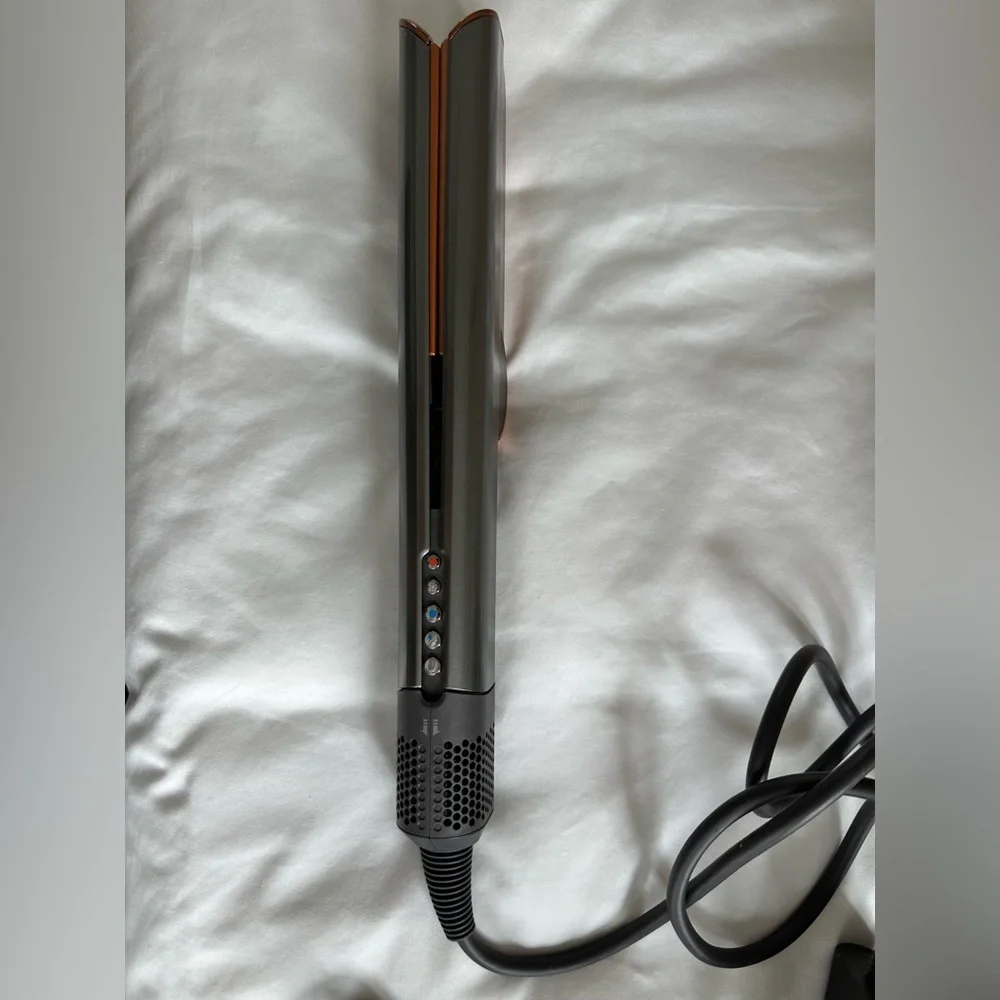 Dyson Airstrait - barely used - Picture 1 of 2